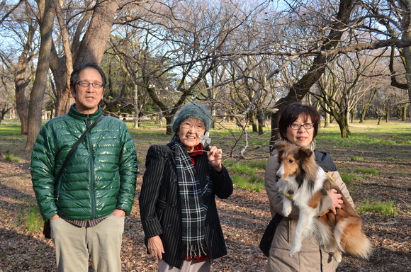 子の支えありて朝陽の暖かさ 早朝の彼岸参りや家族連_a0288500_18525649.jpg