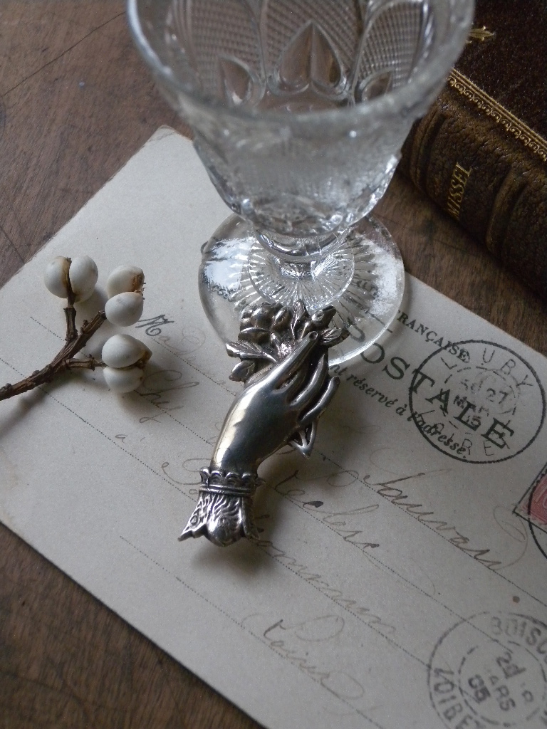 薔薇を持つ手のブローチ : 満月アンティーク