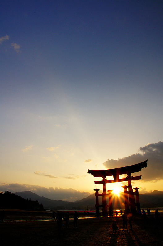  【GW休暇を振り返る】その8：夕暮れの厳島神社と宮島しまあかり(5/1)_f0189086_2175727.jpg