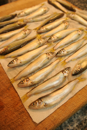 稚鮎の甘露煮 と マンボウの唐揚げ グルグルつばめ食堂