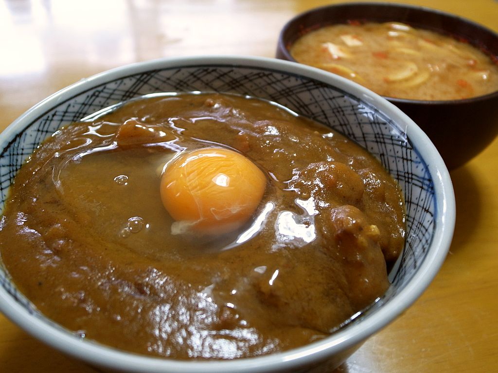 カレー丼生卵載せ味噌汁添え_e0220163_13495214.jpg