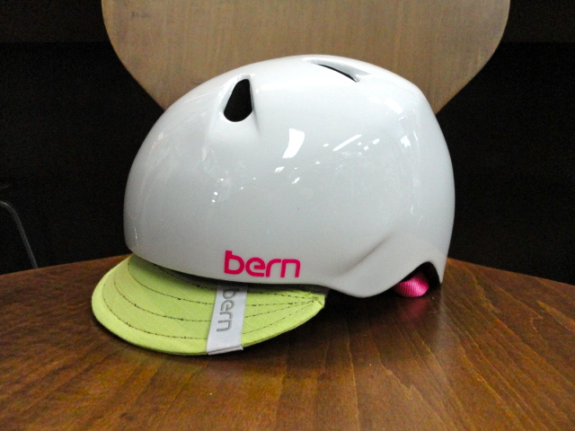 bernヘルメット少量ですが入荷しました_b0189682_12253315.jpg