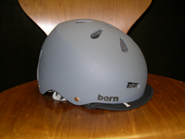 bernヘルメット少量ですが入荷しました_b0189682_1229127.jpg