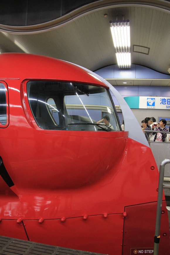 難波到着! 赤いラピート!_d0202264_23151045.jpg