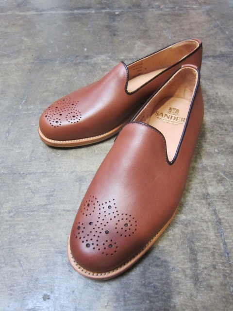 春夏に最適な革靴♪　PUNCHED Slipper 。。。By SANDERS_d0152280_17294580.jpg