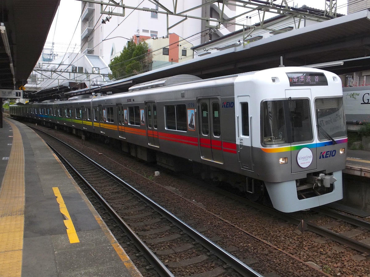 井の頭線の虹色ライン電車 黄色い電車に乗せて
