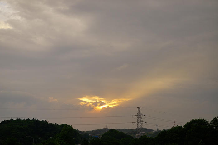 まもなく雨 の夕_e0077521_2212922.jpg