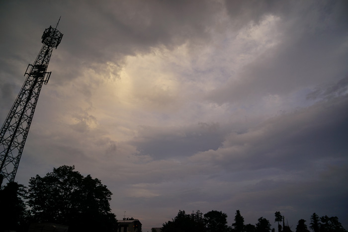 まもなく雨 の夕_e0077521_2213350.jpg