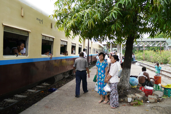 ヤンゴン近郊　列車の旅とバスの旅_c0098222_18474827.jpg