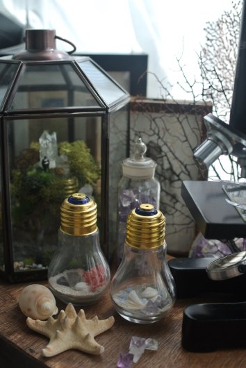 カザフスタン産翠銅鉱と電球型瓶のミニ鉱物ジオラマ_f0280238_21215456.jpg