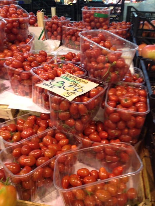29/05/2014 八百屋のトマトがにぎやかです_a0136671_056328.jpg