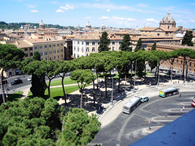 3 ヴェネツィア広場から ヴィットリアーノ とその並びの教会へ行く ペンギンの足跡