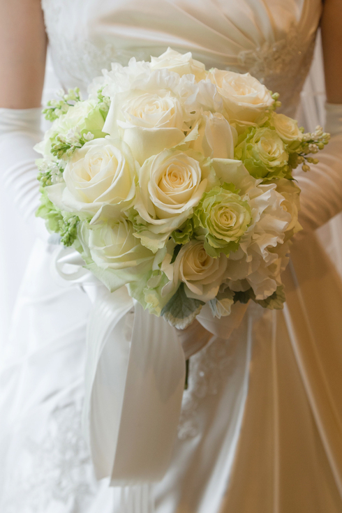 白バラの女王 アヴァランチェのクラッチブーケ 花嫁様からのお写真_a0115684_19374320.jpg