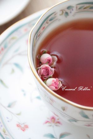 紅茶に蕾を浮かべるとお花が開くミニバラ Caramel Ribbon 紅茶に蕾を浮かべるとお花が開くミニバラ Caramel Ribbon
