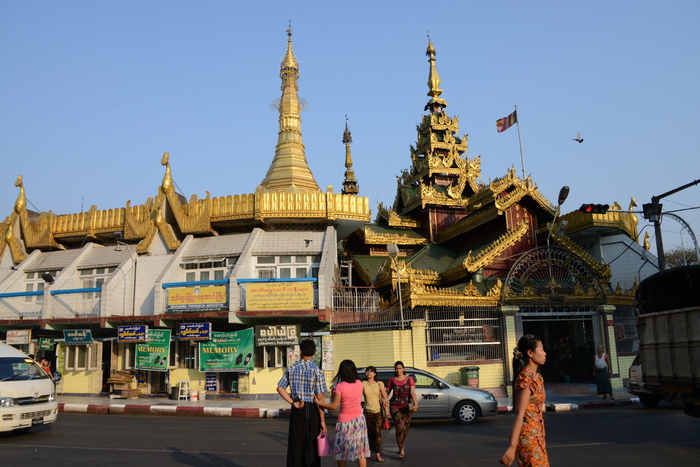 スーレーパヤー～ミャンマー・ヤンゴンの寺院_e0171573_2028313.jpg