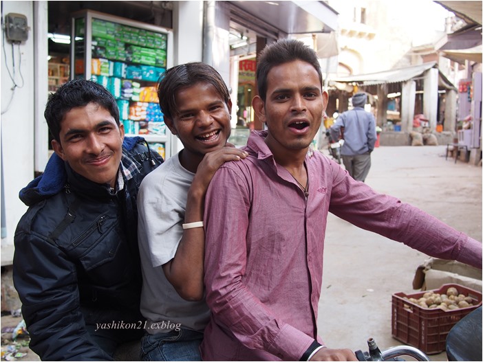 Motorcyclists in India　6_a0136249_22292741.jpg