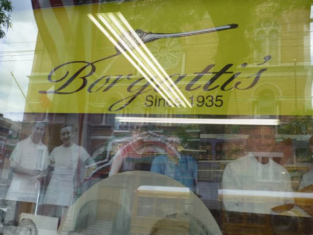 次は、Borgatti\'s Ravioli & pasta shopで買い物、_a0170045_54222.jpg