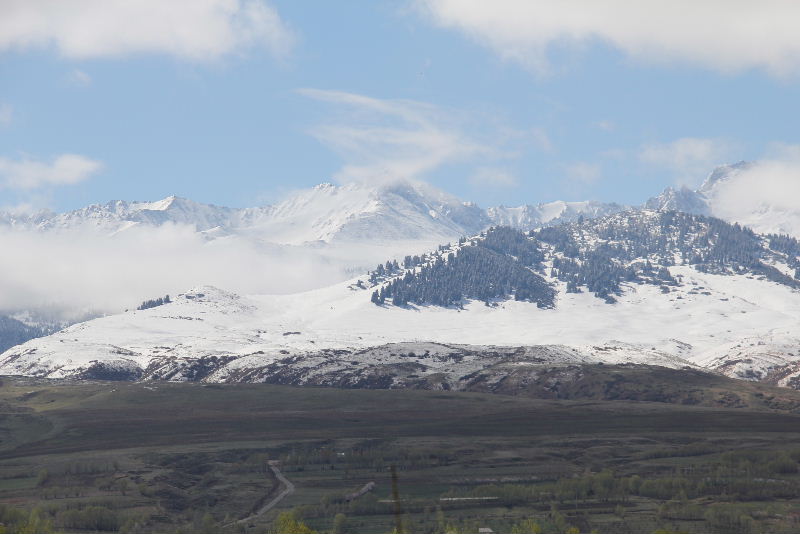 カザフ・キルギス紀行（22）　天山山脈の風景とジェティ・オグズ_c0011649_3154791.jpg