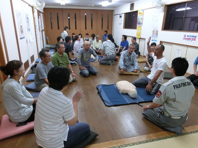 駿河台3丁目で応急救護訓練 「胸骨圧迫」、「AED」使えますか?_f0141310_7394698.jpg