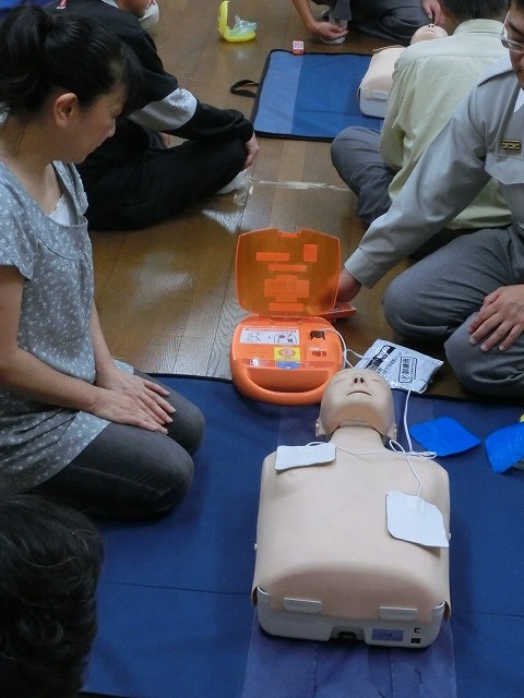 駿河台3丁目で応急救護訓練 「胸骨圧迫」、「AED」使えますか?_f0141310_7423336.jpg