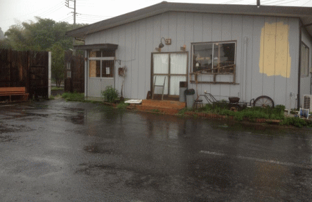 夕立と外壁_a0251920_21353031.gif