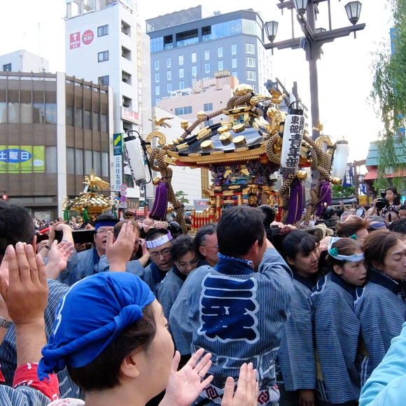 お江戸の祭りはアツイ_b0033428_8593278.jpg