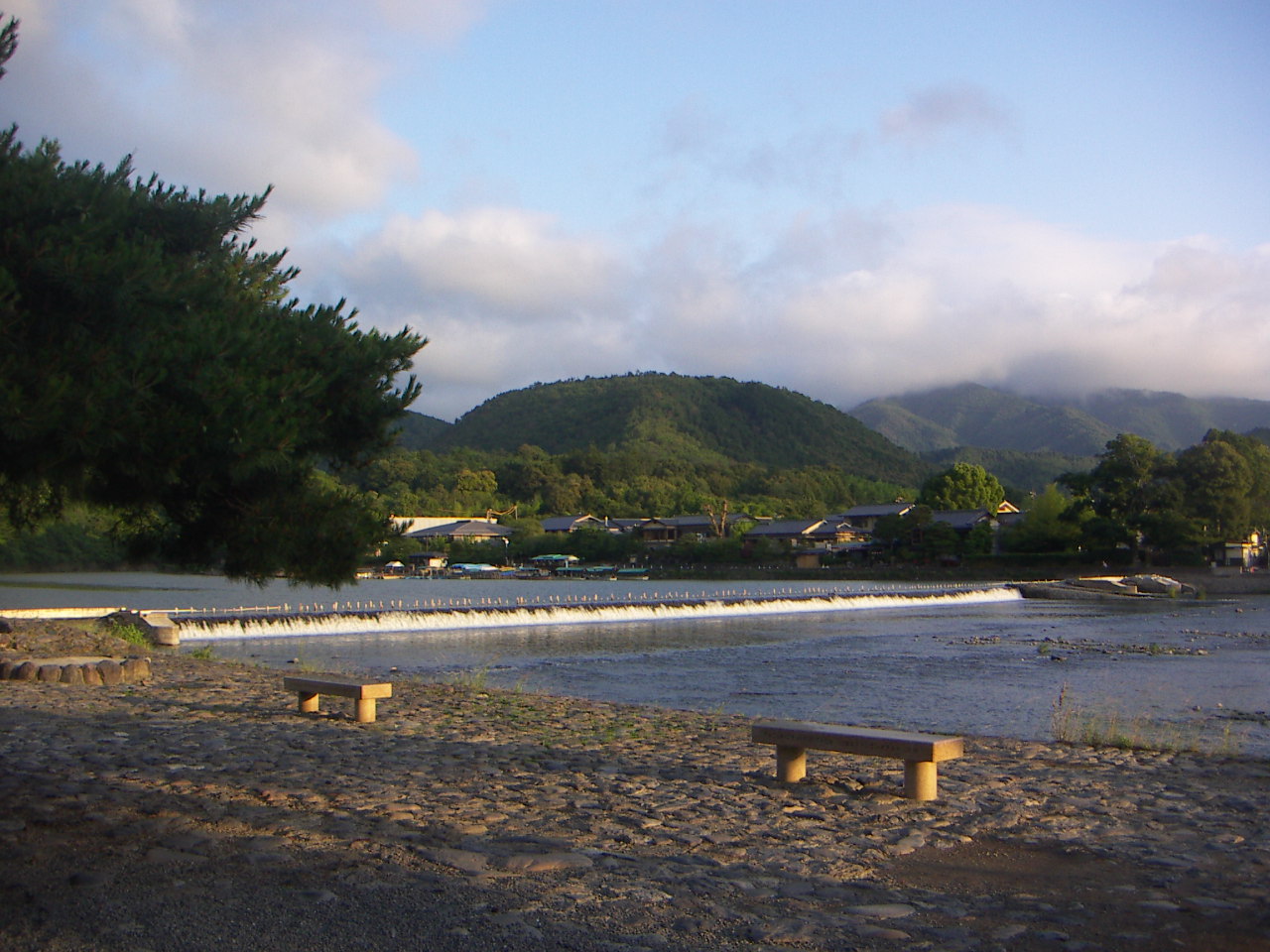 今日はお天気になりそうな、嵐山です。_e0204535_14145262.jpg