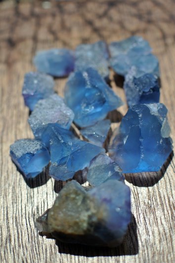 イリノイ州産蛍石の青い欠片たち_f0280238_21374636.jpg
