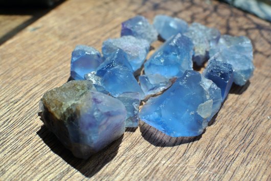 イリノイ州産蛍石の青い欠片たち_f0280238_21391481.jpg