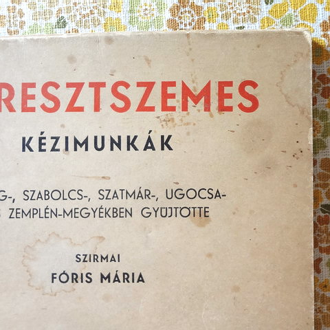 [20703]ハンガリー　ヴィンテージ　刺繍パターン本　「KERESZTSZEMES KEZIMUNKAK」 1944 _c0317113_1103130.jpg