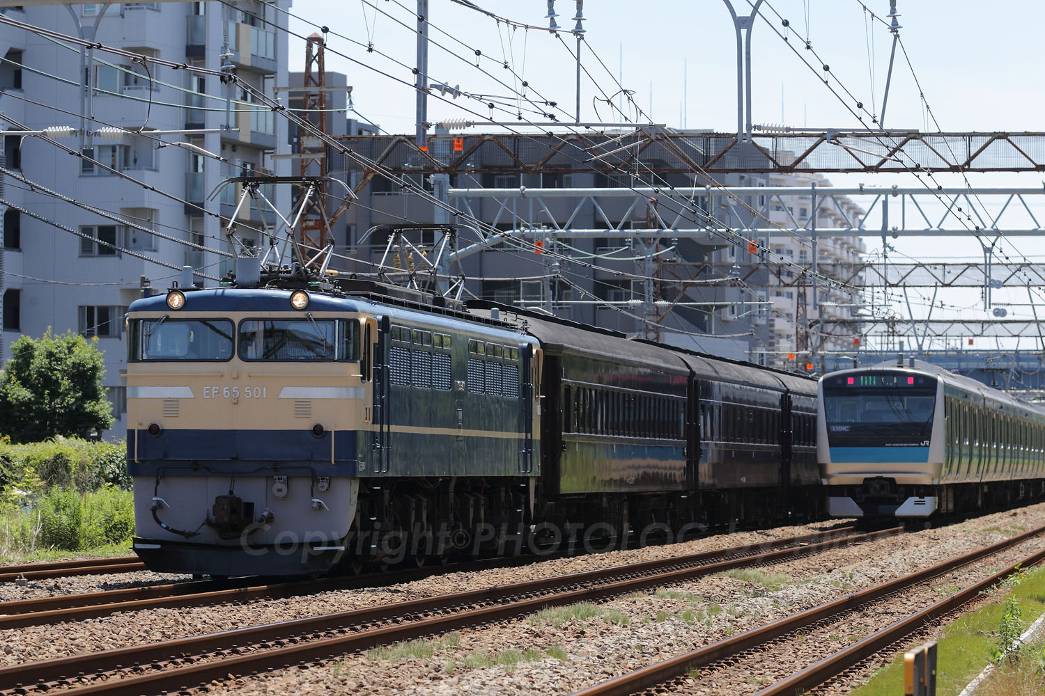 EF64 1051 + 旧型客車 EF64形電気機関車が旧型客車を牽引し