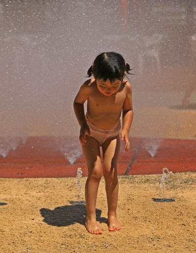 子供 水遊び 裸 