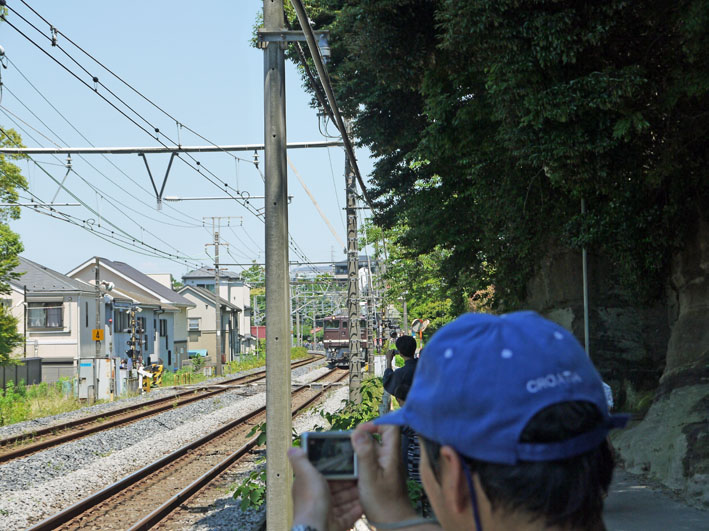 北鎌倉駅と権兵衛踏み切り間で旧型客車キャッチ・6・15_c0014967_22342913.jpg