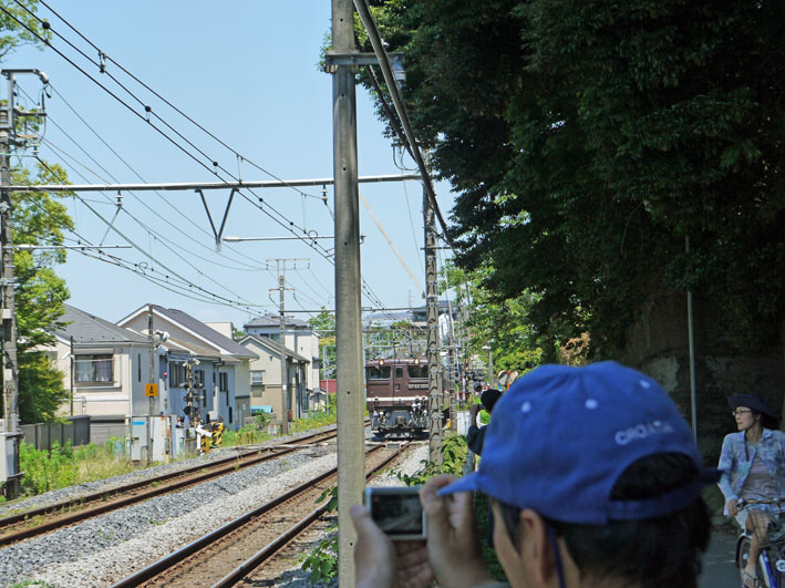 北鎌倉駅と権兵衛踏み切り間で旧型客車キャッチ・6・15_c0014967_22344727.jpg