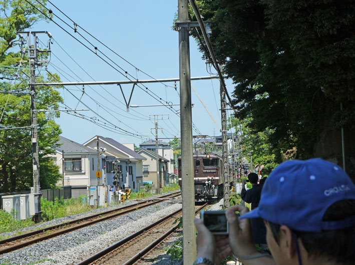 北鎌倉駅と権兵衛踏み切り間で旧型客車キャッチ・6・15_c0014967_22351315.jpg