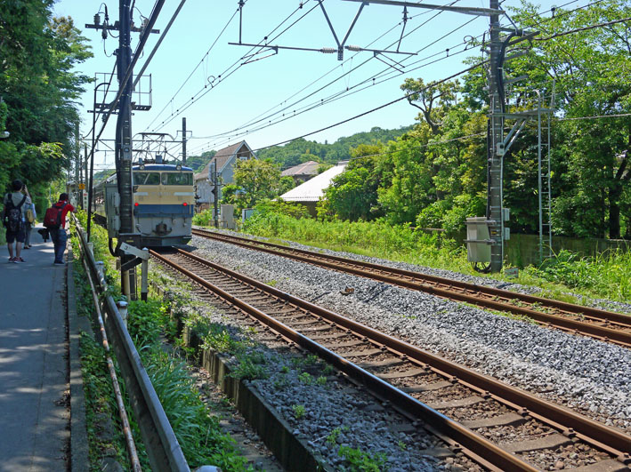 北鎌倉駅と権兵衛踏み切り間で旧型客車キャッチ・6・15_c0014967_22355942.jpg