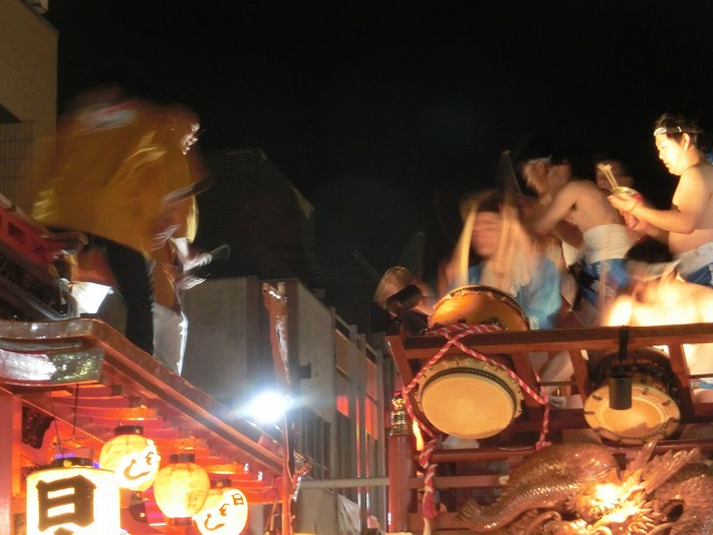 昼と夜 2回の山車の引き回しは結構きつい 吉原のてんのさん その2_f0141310_721133.jpg