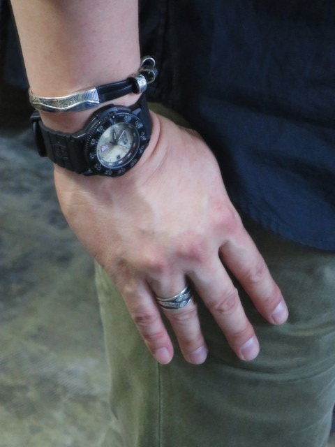 大人の夏のSILVER BANGLE 。。。「Tsunai Haiya」 & 「Edward Becenti」_d0152280_2121450.jpg