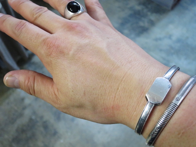 大人の夏のSILVER BANGLE 。。。「Tsunai Haiya」 & 「Edward Becenti」_d0152280_2134111.jpg