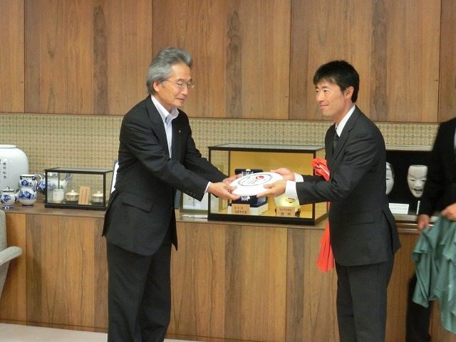 全日本アルティメット選手権に出場する「富士龍神」が山田教育長を表敬訪問_f0141310_7385643.jpg