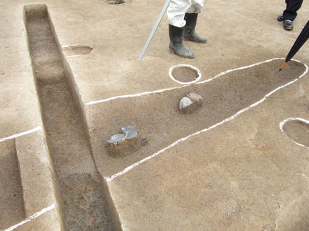 園和小学校の校舎改築に先立っての遺跡調査現場と出土品を視察しました_c0282566_20461261.jpg