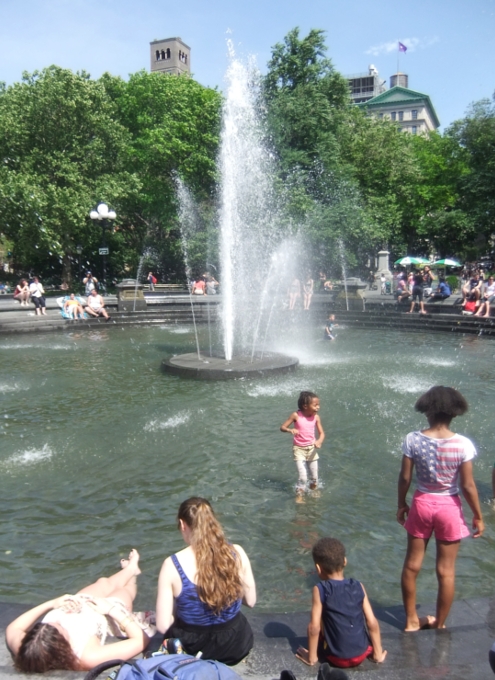 夏のNYには、やっぱりワシントン・スクエアの噴水が涼めます_b0007805_14283329.jpg