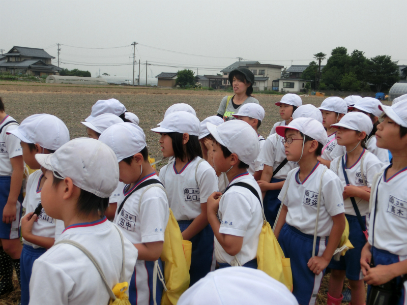 大豆の種まき☆北新庄小学校さん編_e0061225_171053.jpg