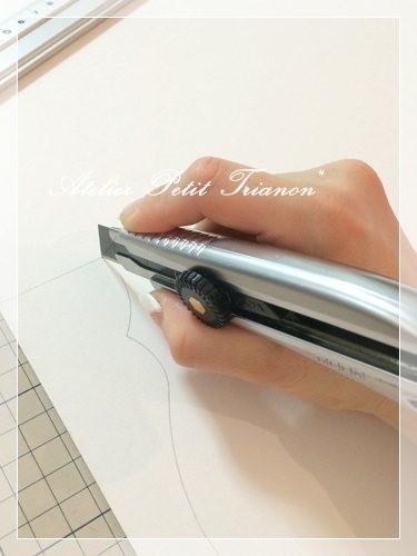朝食とカッターだこ対策 Atelier Petit Trianon Cartonnage Interior
