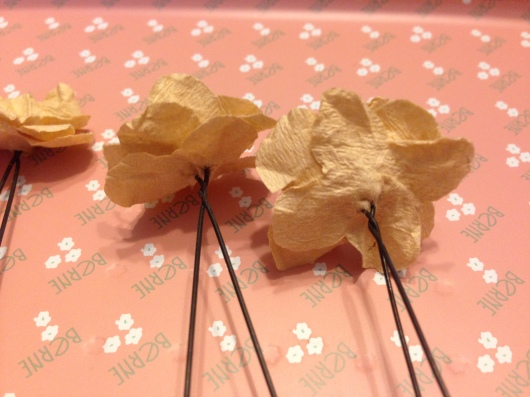 コーヒーフィルターで作ったドライの紫陽花をワイヤーでアレンジしました トネリコの木