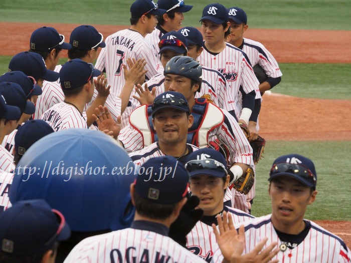 6/21神宮観戦☆勝利のハイタッチから岩村＆相川選手お立ち台フォト_e0222575_20353489.jpg