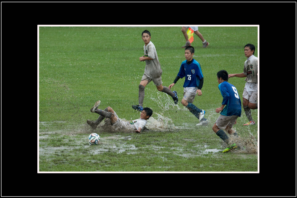 雨の中のサッカー試合 健さんの写真日記