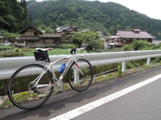 デザイナーの友人から譲り受けたバイク......殿ダムや上野山...._b0194185_22364574.jpg