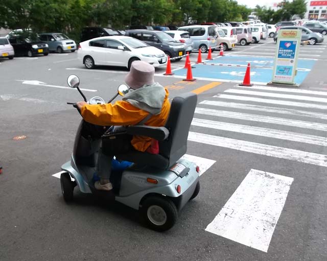 電動車椅子に乗るおばあさん_f0019498_172164.jpg