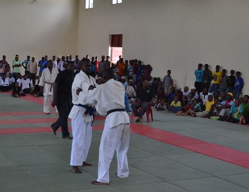 The completion ceremony of Pemba Budokan -3-　～ペンバ武道館落成式_a0088841_1073326.jpg